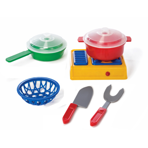Cocina con ollas, cubiertos y panera